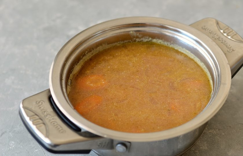 1. Этап. Арахисовый суп: Влейте смесь в суп, аккуратно перемешайте. Проварите суп ещё 2-3 минуты и снимите с плиты.