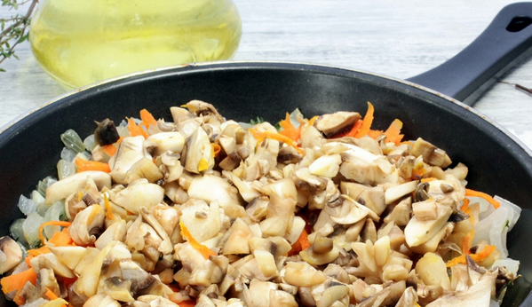 1. Этап. Фаршированный перец грибами в духовке: Добавляем порезанные шампиньоны, соль и перец. Готовим, пока не испарится вся жидкость.