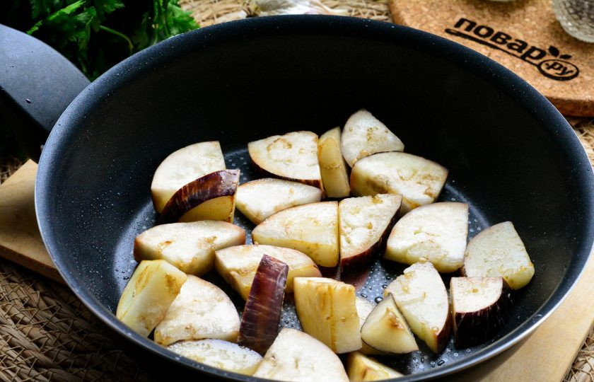 1. Этап. Овощное рагу Рататуй: Сковороду смажьте растительным маслом, выложите туда баклажаны и обжаривайте овощи пару минут.