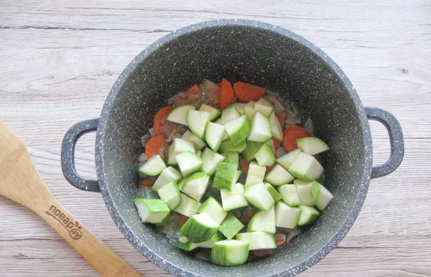 1. Этап. Овощное рагу с тыквой и кабачками: Кабачок вымойте, очистите, нарежьте кубиком, но не мелко. Если кабачок молодой, как у меня, чистить его не надо. Добавьте в кастрюлю.