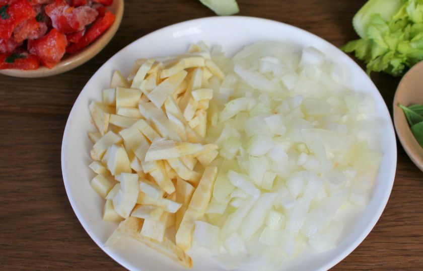 1. Этап. Овощной суп для диабетиков: Добавляем мелко нарезанный репчатый лук и корень пастернака.