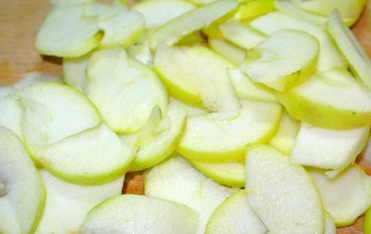 1. Этап. Пирог с яблоками и орехами: Яблоки вымыть, очистить от семян и нарезать дольками.