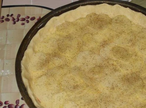 1. Этап. Расстегай с картошкой и мясом: Тесто поделите на две части - одна на треть больше другой. Первую часть раскатайте, выложите в смазанную жиром форму, оформив высокий бортик. Картофель порежьте тонкими пластинками, выложите пластинки на тесто, посолите и поперчите.