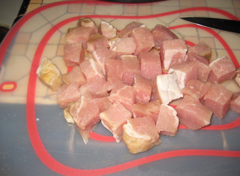 1. Этап. Свинина, тушенная с зеленым луком: Мясо моем, обсушиваем и тоже нарезаем.