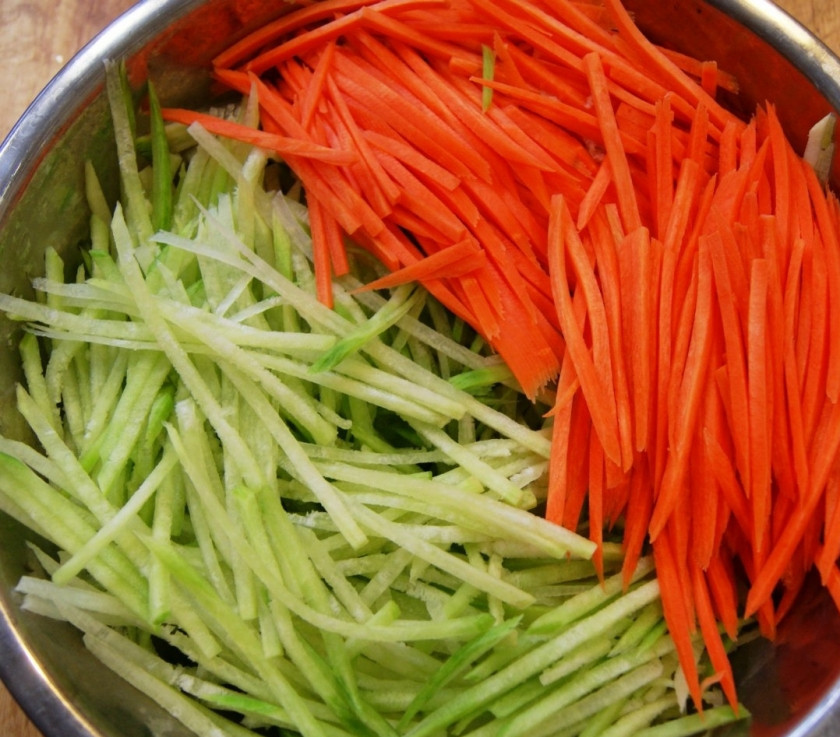 1. Этап. Редька маргеланская: 2. Шинкуем соломкой очищенную редьку и морковь.