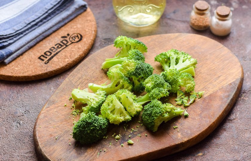 1. Этап. Салат Зелененький с брокколи: Брокколи ополосните и просушите, после разберите на соцветия и нарежьте небольшими кусочками.