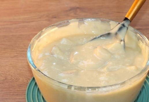 1. Этап. Пирог на кефире с персиками: 10. Небольшие кусочки персика высыпаем в тесто и перемешиваем.