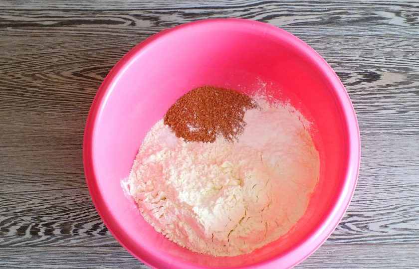 1. Этап. Печенье с кунжутом Чиполлино: В чаше смешайте сухие ингредиенты: муку пшеничную, отруби, разрыхлитель для теста, соль.