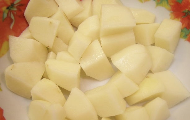 1. Этап. Рисовый суп с курицей: Картошку очистите от кожуры, промойте под проточной водой и нарежьте небольшими кубиками.
