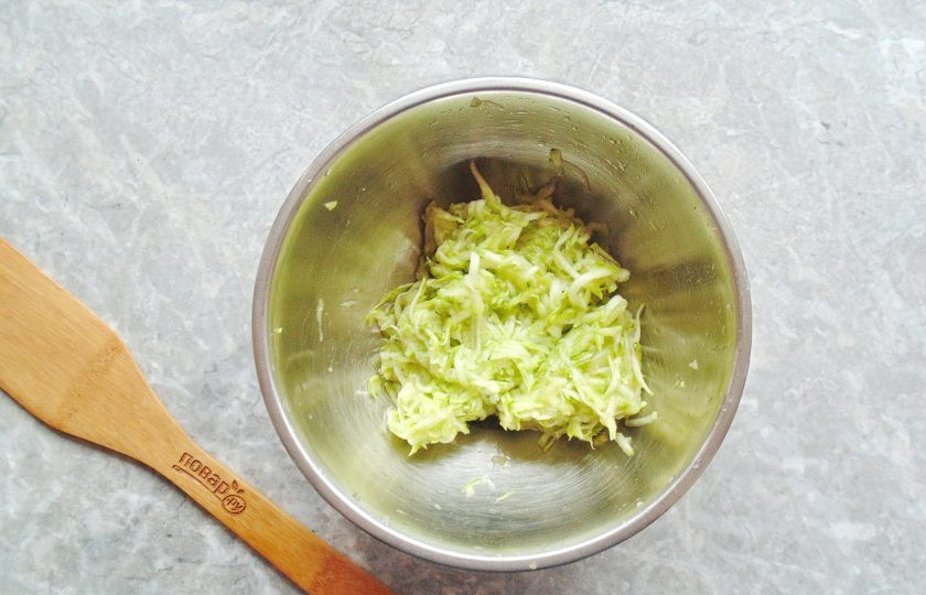 1. Этап. Котлеты из кабачка и цветной капусты: Кабачок вымойте. Если молодой, можно не чистить кожуру. Натрите на тёрке. Слегка посолите и дайте постоять 10 минут, чтобы пустил сок. После хорошо отожмите и переложите в глубокую миску.