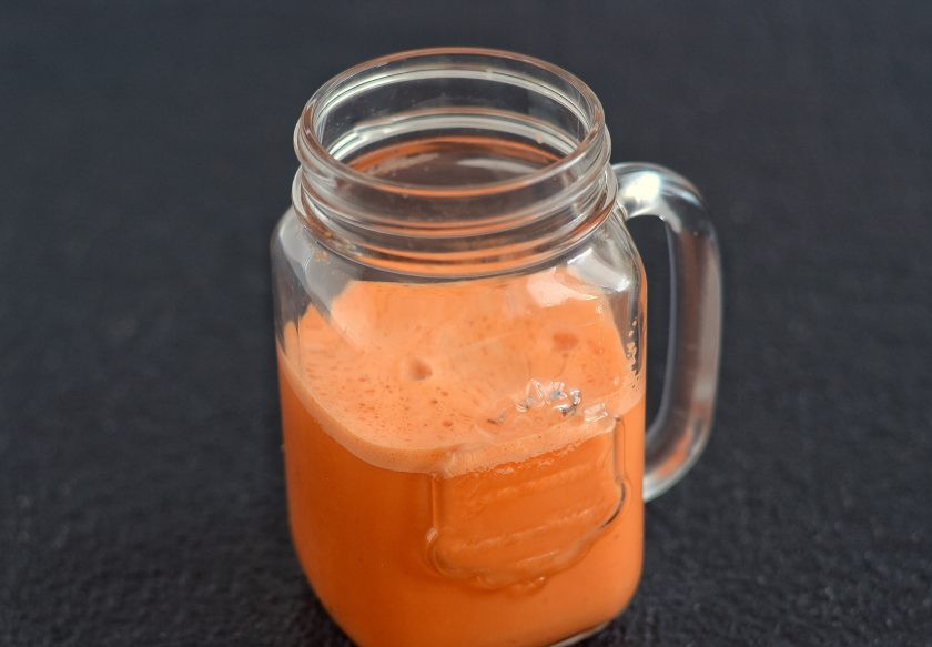 1. Этап. Морковный фреш: Добавьте в сок сироп и овсяные сливки. Хорошо перемешайте.