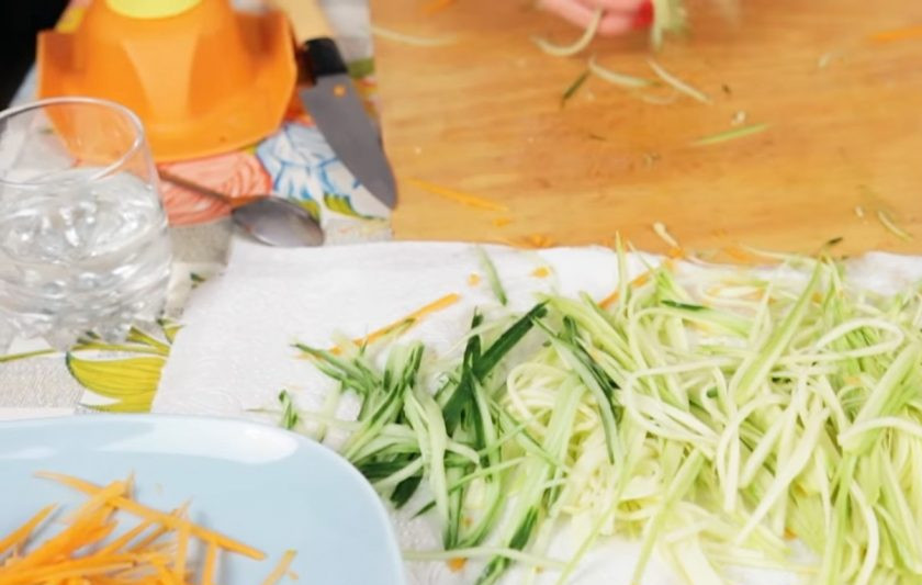 1. Этап. Легкий салат с кешью и чудо-соусом: 1. Для начала нарежьте соломкой морковь, огурец и цукини. Можете не очищать их от шкурки, чтобы салат был максимально цветным. Выложите овощи на полотенце, чтобы с них стек сок.