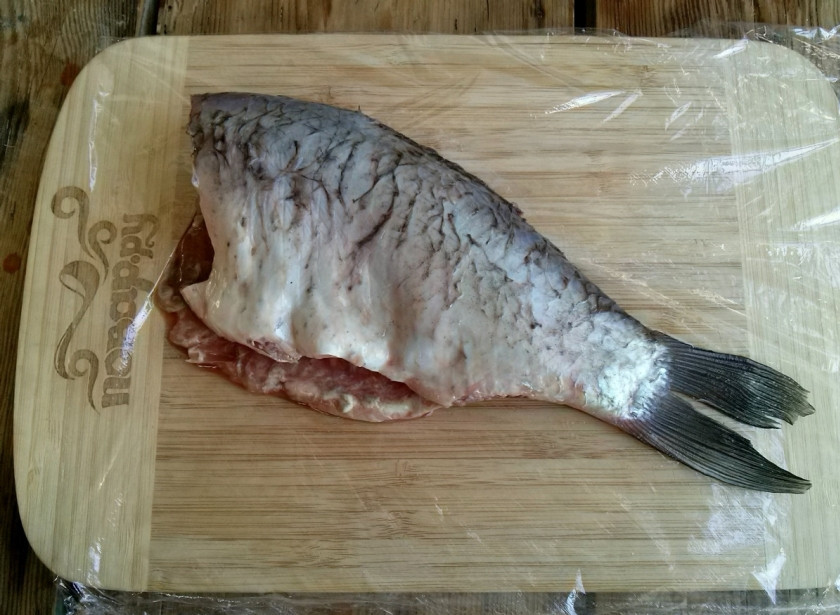 1. Этап. Сазан в фольге в духовке: Почистите, выпотрошите рыбу, удалите у неё плавники и голову. Посолите и поперчите по вкусу.