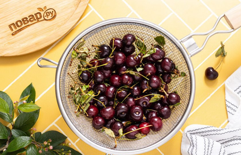 1. Этап. Вишневое варенье с ромом: Вишню помойте, откиньте на сито и дайте стечь лишней жидкости.