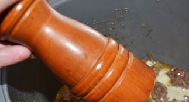 1. Этап. Печеночный паштет в мультиварке: 5. Солим и перчим по вкусу и доводим до готовности.