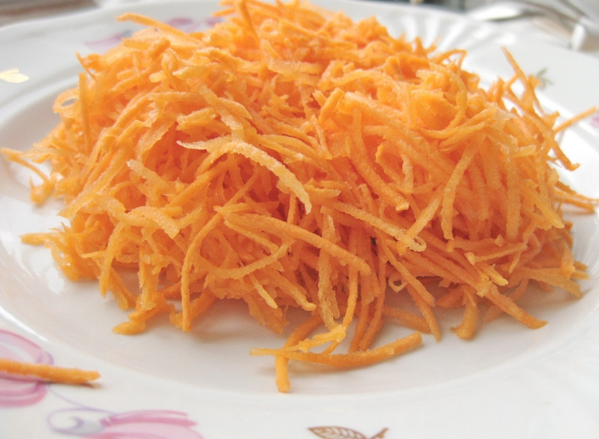 1. Этап. Карамельная курочка с овощами, лепешками и десертом: САЛАТ За это время сделаем салат. Посредством блендера измельчить очищенную морковь.