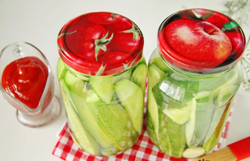 1. Этап. Огурцы с кетчупом на зиму: Прикройте банки стерильными крышками и оставьте на 20 минут, после чего всю воду необходимо слить (она нам больше не нужна).