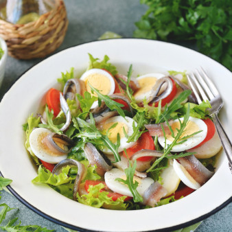 Салат с анчоусами и рукколой