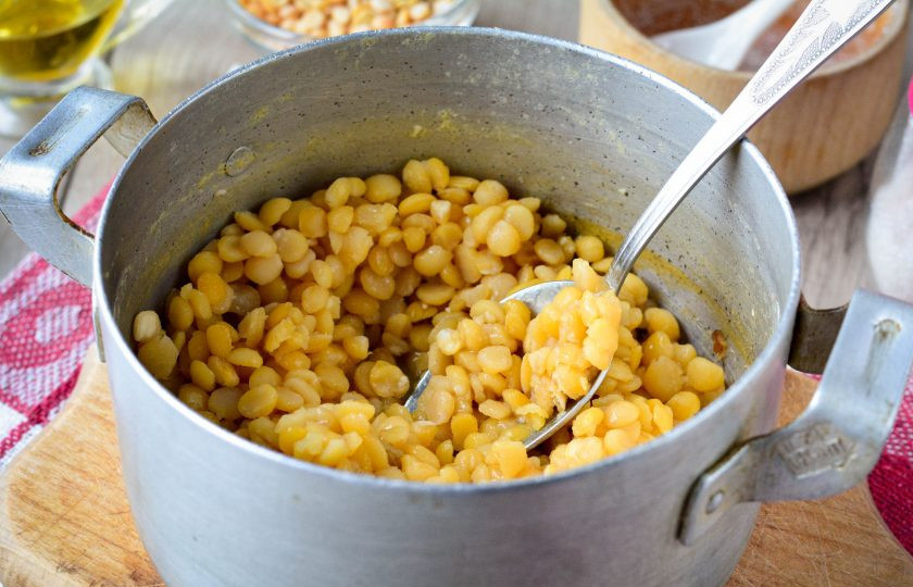 1. Этап. Тонкие пирожки на кефире: Отварите до мягкости горох. На ночь замочите бобы в воде, а утром сварите в чистой воде. Если горох быстро сварился, то слейте лишнюю воду. Посолите горох по вкусу.