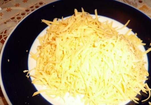 1. Этап. Цветная капуста, запеченная в духовке целиком: Натрите твердый сыр на терке.