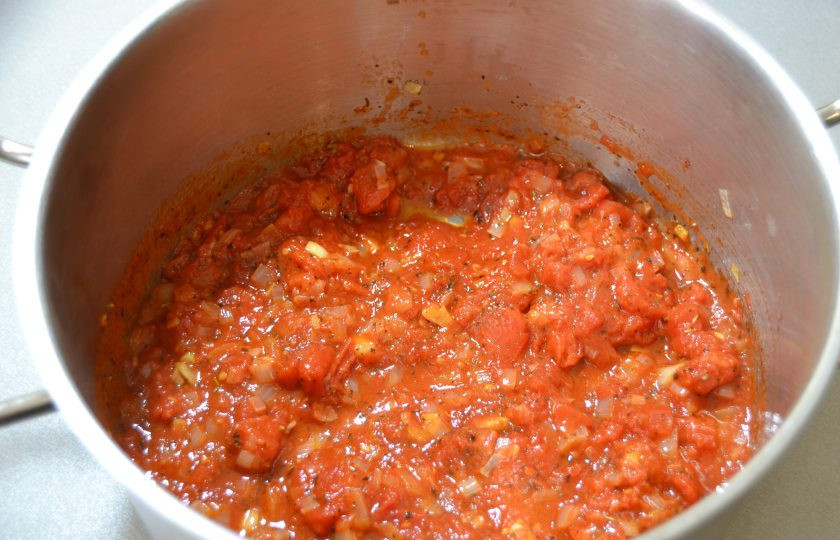 1. Этап. Зуппа ди пеше: Потушите с помидорами 5-6 минут.