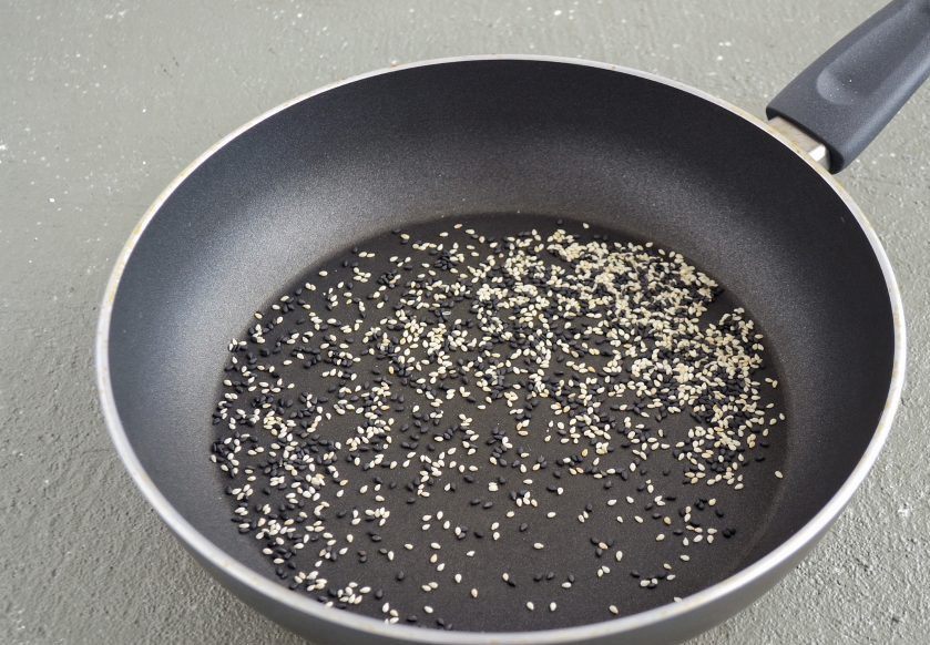 1. Этап. Кабачок с кунжутом: Кунжут обжарьте на сухой сковороде до золотистого цвета.