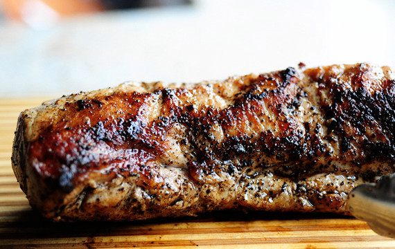 1. Этап. Cвинина в брусничном соусе: 13. А тем временем должно полностью приготовиться мясо. Аккуратно снимите его со сковороды, а оставшиеся соки перелейте в соус. Дайте мясу чуточку остыть.