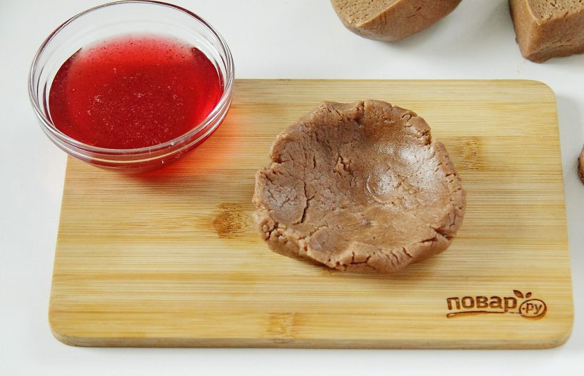 1. Этап. Шоколадное печенье с джемом: Из теста сделайте небольшие шарики, затем каждый шарик поочередно расплющите, сделав углубление.