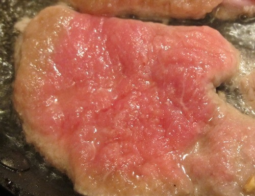 1. Этап. Картофель с грибами и мясом: Первым делом подготовьте мясо. Для этого вам нужно взять стейки, лучше из телятины, хорошенько отбейте их молоточком, присыпьте специями и солью, делая мясу своеобразный 