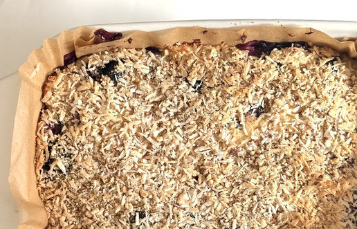 1. Этап. Запечённая овсянка с черникой и творогом: Проверить деревянной шпажкой готовность, поверхность должна быть золотисто-коричневой, а зубочистка должна быть чистой, когда вы прокалываете ею посередине.