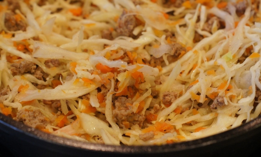 1. Этап. Рис с куриным фаршем: Далее добавьте пошинкованую капусту, перемешайте и тушите под крышкой 10 минут.