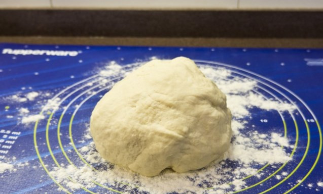 1. Этап. Тесто для итальянской пиццы: Замесите тесто.