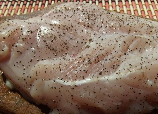 1. Этап. Салат из куриной грудки: Курицу натираем солью, перцем, упаковываем в рукав и отправляем запекаться в духовку на 20 минут.