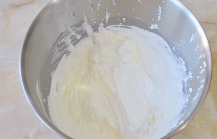 1. Этап. Малиновый муссовый торт: Когда малиновая и молочная начинки остыли, взбейте сливки в пышную массу.