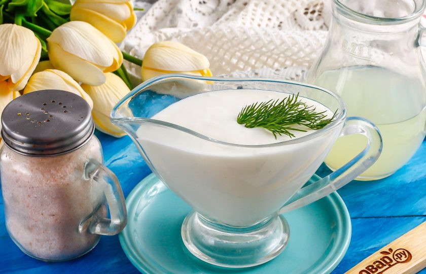 1. Этап. Домашняя сметана из козьего молока: Подайте охлажденную сметану из козьего молока к столу.