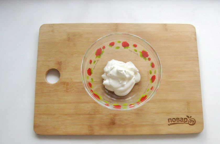 1. Этап. Салат Аристократ с курицей: Добавьте сметану.