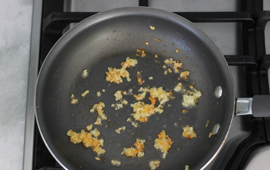 1. Этап. Жареная грудка по-турецки: 2. Между тем, на сливочном масле в сковороде обжарьте мелко нарезанный чеснок, около 1 минуты.