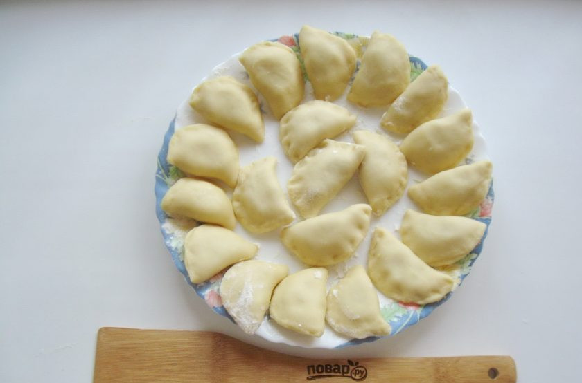 1. Этап. Вареники на минеральной воде: Слепите вареники, которые выложите на тарелку, присыпанную мукой.