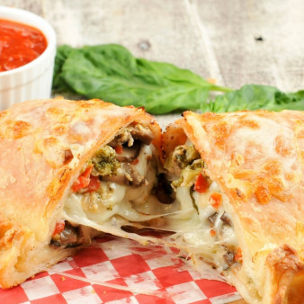 Кальцоне с брокколи и грибами