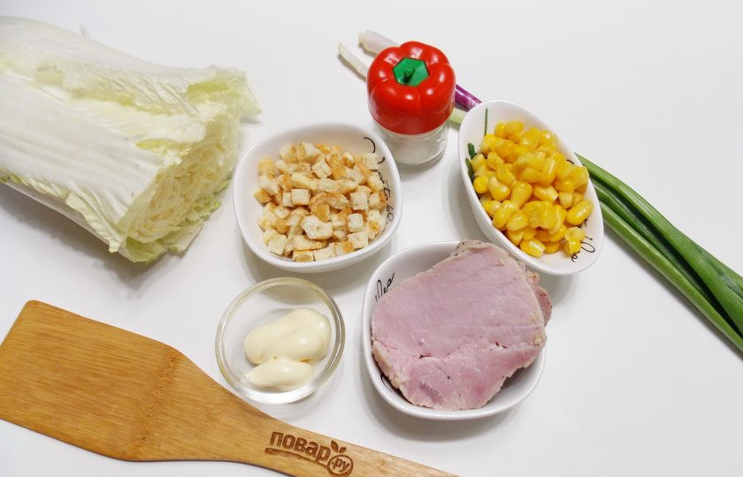 1. Этап. Салат с ветчиной, кукурузой и сухариками: Возьмите ингредиенты для приготовления салата.