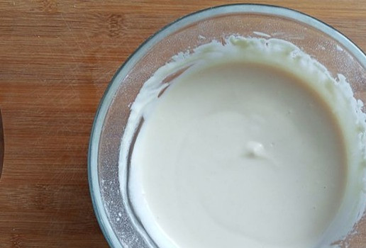 1. Этап. Закусочный пирог с индейкой и капустой: Вливаем растопленное масло в тесто и тщательно вымешиваем его венчиком. Тесто по консистенции похоже на густую сметану.