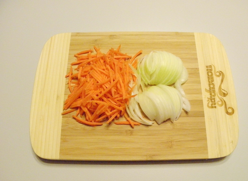 1. Этап. Курица с гречкой в мультиварке: Очищенные и вымытые овощи порежьте мелко, можно воспользоваться для измельчения моркови теркой.