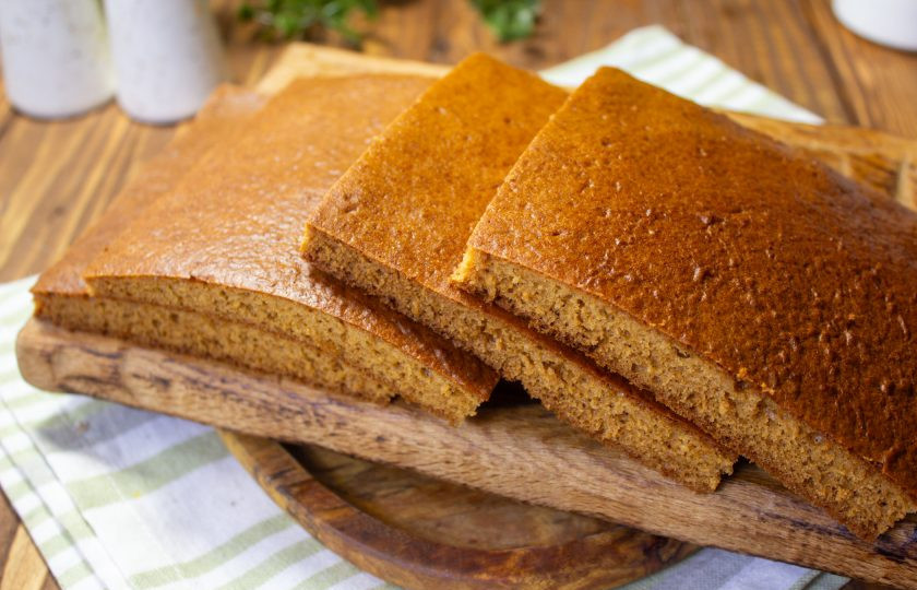 1. Этап. Медовик без сахара: Затем тесто разделите на 4 равных коржа.