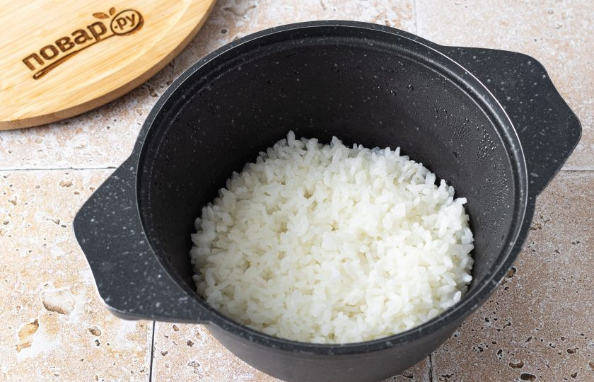 1. Этап. Морковно-рисовые котлеты: Рис тщательно промойте до прозрачности. Переложите в кастрюлю и влейте чистую воду. Доведите до кипения, подсолите, убавьте огонь до минимального. Варите под закрытой крышкой около 20 минут. После полностью остудите.