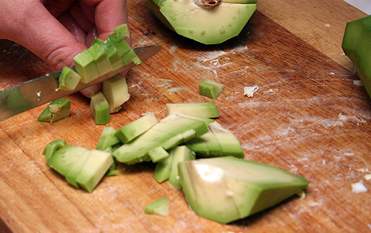 1. Этап. Салат в авокадо: 2. Из авокадо удаляем косточку и аккуратно вырезаем серединку. Мякоть тоже режем мелко.