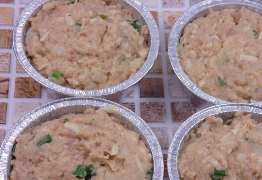 1. Этап. Картофельные кексы с тунцом: Подготовленное тесто разложить по смазанным растительным маслом формам. Диаметр моих 10 см, высота - 3 см. Получилось 4 штуки.