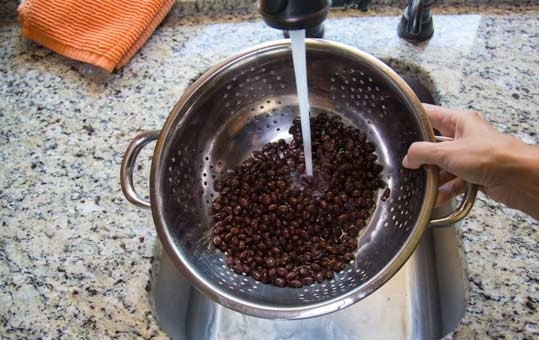 1. Этап. Перуанский суп с овощами и фасолью: 6. Промойте и обсушите фасоль.