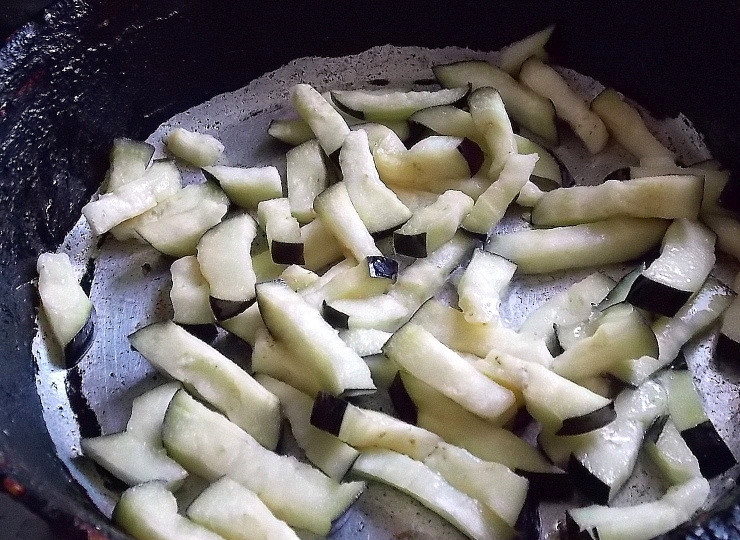 1. Этап. Муравьиная горка: Отжатые баклажаны жарьте на масле 8 минут. Добавьте в чашу к луку и языку.