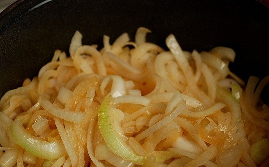 1. Этап. Плов узбекский: 6. Обжарьте до легкой румяности лук.