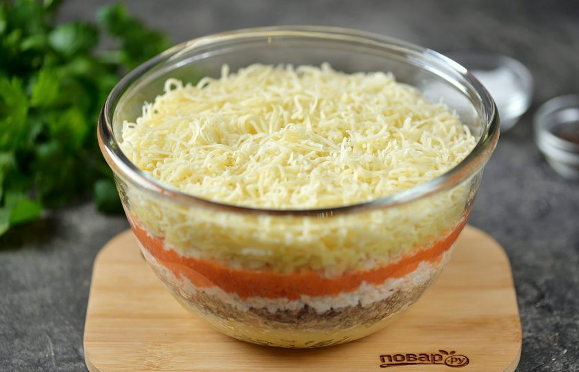 1. Этап. Салат Мимоза классический: Сверху мелко натереть сыр и смазать майонезом.